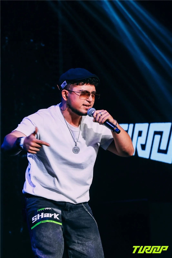 费耶诺德训练开放日，关键时刻回应争议引欢呼，社区盾在即，临场指挥获称赞(出谋献策和广纳良言)