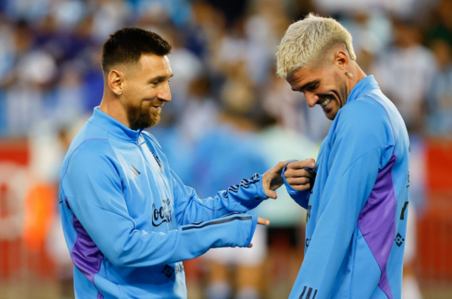 费耶诺德训练开放日，关键时刻回应争议引欢呼，社区盾在即，临场指挥获称赞(出谋献策和广纳良言)